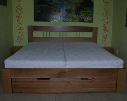 masivní dubová manželská postel
