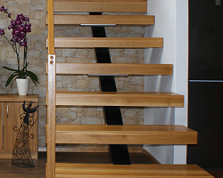 dubová skříňka se schodištěm