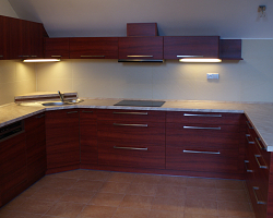 kuchyňská linka z červeného lamina