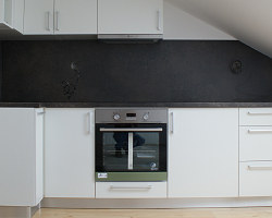 bílá kuchyňská linka v podkroví