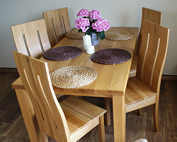 masivní dubový jídelní stůl se židlemi