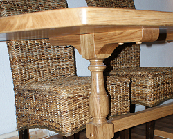 dubový soustružený jídelní stůl