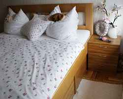 masivní dubová manželská postel