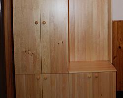 šatní skříň s botníkem z borovicového dřeva