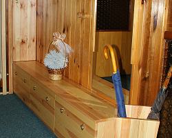 botník z borovicového dřeva